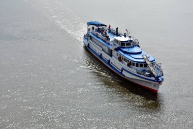 Yürüyen yolcu gemisi nehirde yelken açar