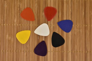 Gitar için çok renkli arabulucular seti