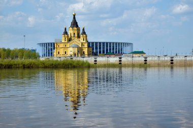 Nehirdeki bir Ortodoks kilisesinin yansıması. Nizhny Novgorod