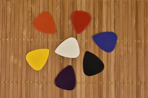 Gitar için çok renkli arabulucular seti