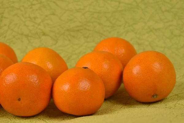 淡绿色背景的成熟新鲜橘子 — 图库照片