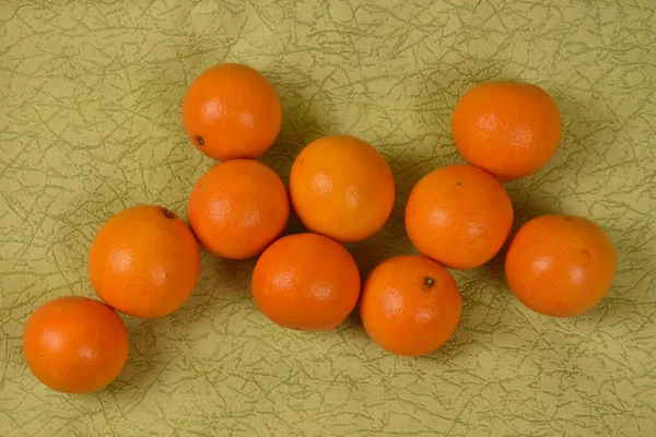Mandarinas Frescas Maduras Sobre Fondo Verde Claro — Foto de Stock