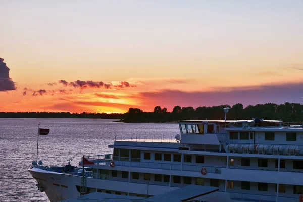 Fartyg Mot Bakgrund Vacker Solnedgång — Stockfoto