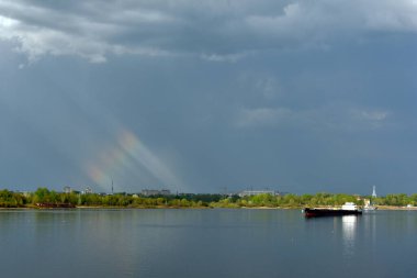 Kargo gemisi Volga Nehri 'nde yelken açıyor.
