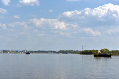 kargo gemileri Volga Nehri boyunca yol alır.
