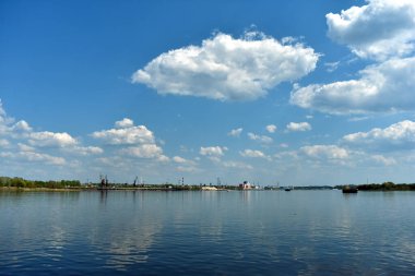 kargo gemileri Volga Nehri boyunca yol alır.
