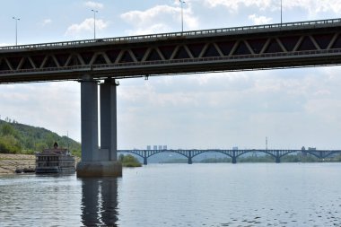 Nehir gözünün üzerindeki yol köprüsü. Nizhny Novgorod