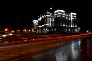 Güzel bina geceleri parlıyor.