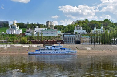 Gemi Nizhny Novgorod kıyısından geçiyor.