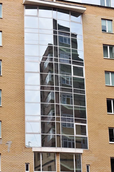 Ein Gebäude Den Fenstern Eines Anderen Spiegeln — Stockfoto