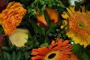 Bir buket çiçek ve taze meyve.