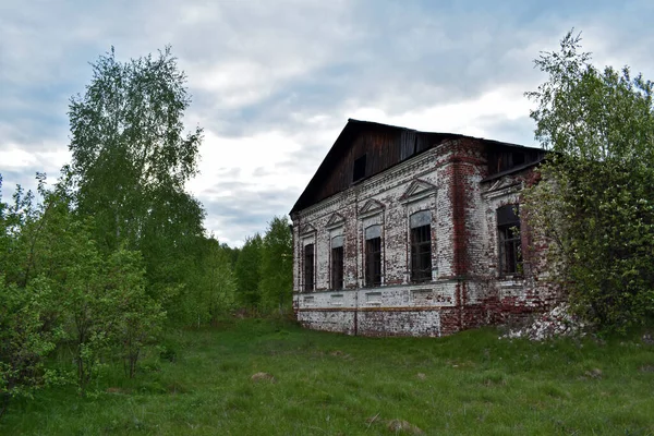 Altes Backsteinhaus Wald — Stockfoto