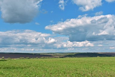 Geniş alan ve bulutların manzarası