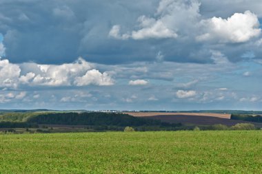 Geniş alan ve bulutların manzarası