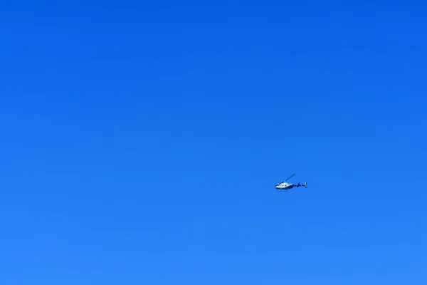 Helicopter Flies Blue Sky — Stock Photo, Image