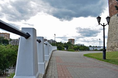 Kremlin 'in duvarları boyunca bir ara sokak.