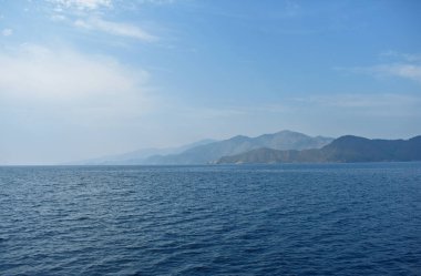 Ege kıyısındaki dağların mavi siluetleri. Türkiye