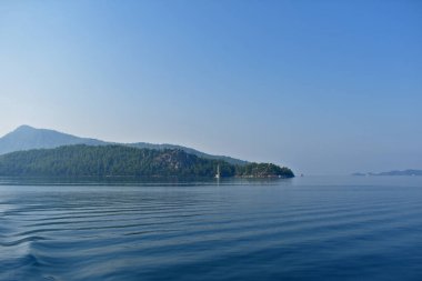 Ege kıyısındaki dağ manzarası