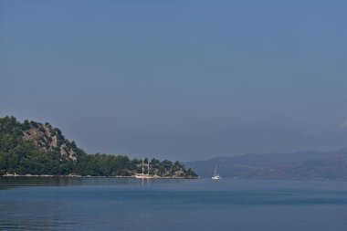 Ege kıyısındaki dağ manzarası