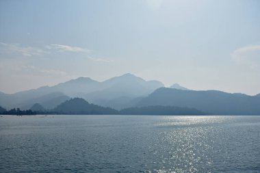 Ege kıyısındaki dağların mavi siluetleri. Türkiye