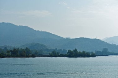 Ege kıyısındaki dağların mavi siluetleri. Türkiye