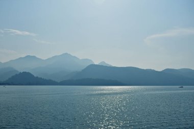 Ege kıyısındaki dağların mavi siluetleri. Türkiye