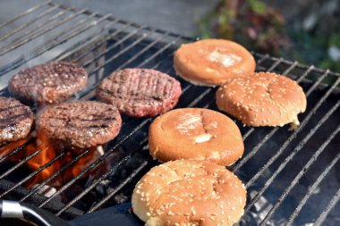 Izgarada hamburger yapma süreci.