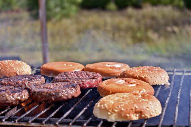 Izgarada hamburger yapma süreci.