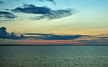 Volga Nehri 'nde renkli gün batımı