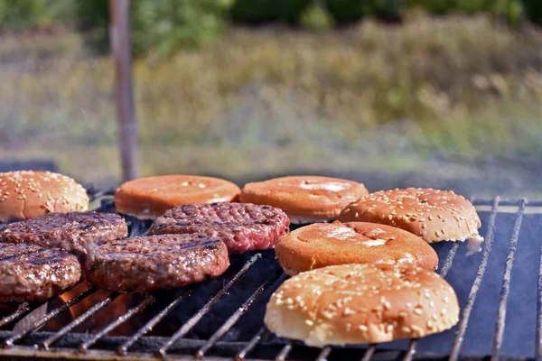 Izgarada hamburger yapma süreci.