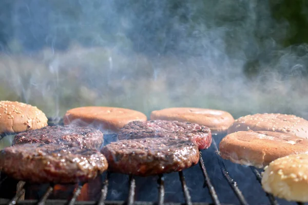 Proces Výroby Hamburgerů Grilu — Stock fotografie