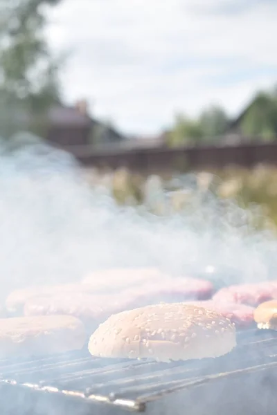 Proces Výroby Hamburgerů Grilu Zahradě — Stock fotografie