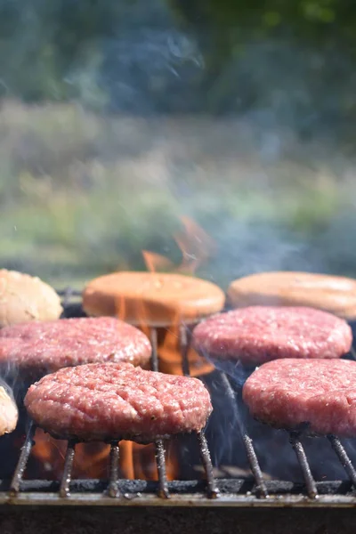 Proces Výroby Hamburgerů Grilu Zahradě — Stock fotografie