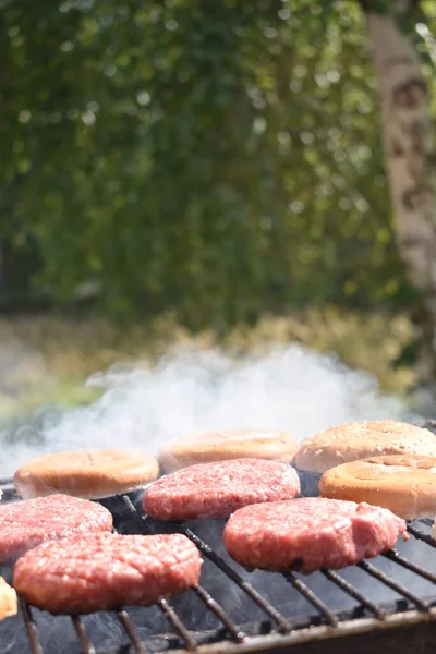 Proces Výroby Hamburgerů Grilu Zahradě — Stock fotografie