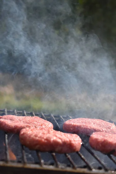 Proces Výroby Hamburgerů Grilu Zahradě — Stock fotografie