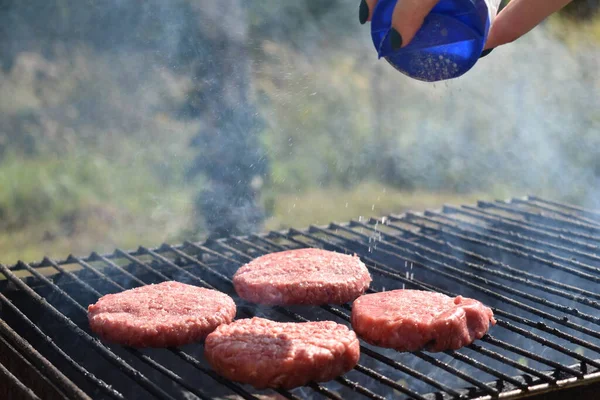 Processo Fabbricazione Hamburger Sulla Griglia Giardino — Foto Stock