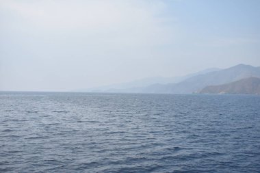 dağlar ve mavi Ege Denizi