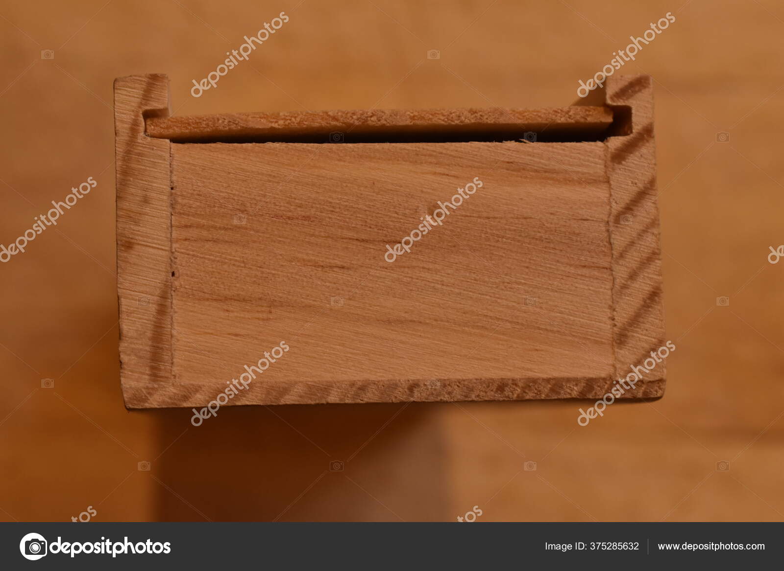 Sierra circular de la industria de la carpintería para madera máquina  cortadora de madera foto de primer plano aserrado de madera en producción  fabricación de productos de madera espacio de copia