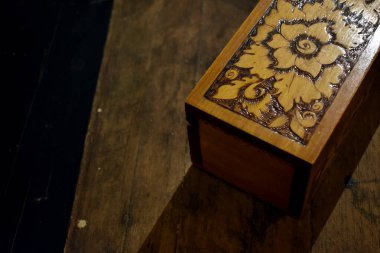 Oymalı ahşap tabut.