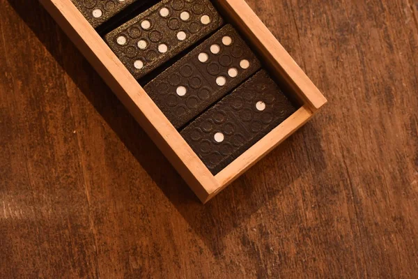 Tahta Bir Kutuda Domino Oyunu — Stok fotoğraf