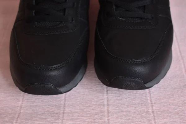 Черный Кожаный Ботинок Розовом Фоне — стоковое фото