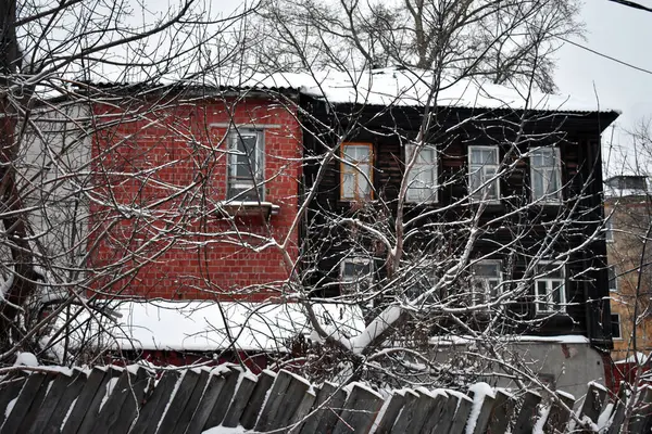 Старый Деревянный Дом Зимой — стоковое фото