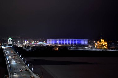 Nizhny Novgorod şehri bir kış gecesinde parlıyor