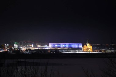 Nizhny Novgorod şehri bir kış gecesinde parlıyor