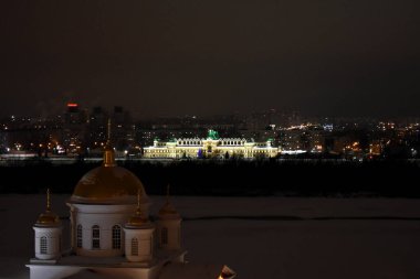 Nizhny Novgorod şehri bir kış gecesinde parlıyor
