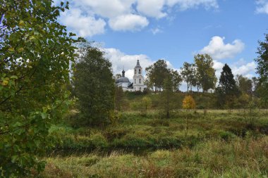 Nehir kıyısındaki eski kilise