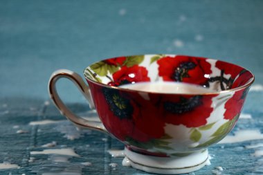 Süt damlaları kupadan uçar gider.