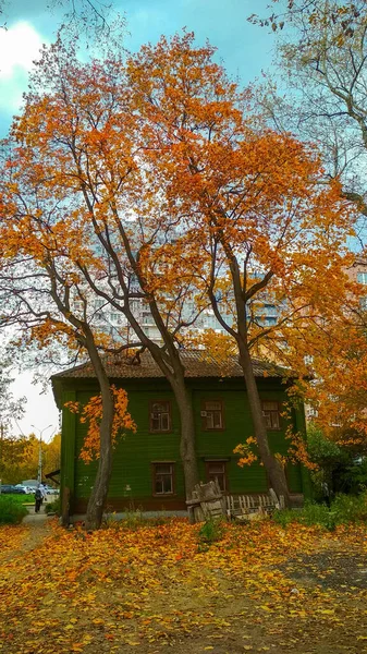 Sonbaharda Eski Şehir Sokağı — Stok fotoğraf