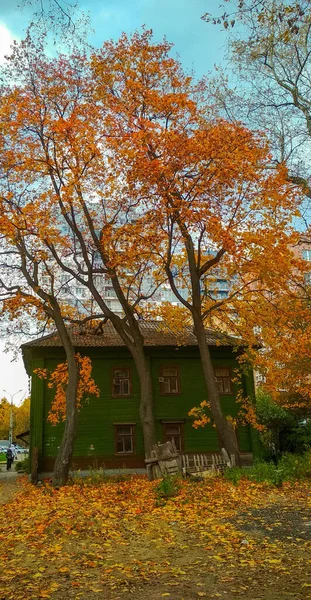 Sonbaharda Eski Şehir Sokağı — Stok fotoğraf