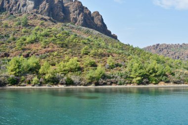 Mavi deniz kıyısındaki kayalıklar